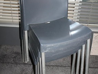 Vier stapelbare kunststof stoelen. - afbeelding 2 van  2