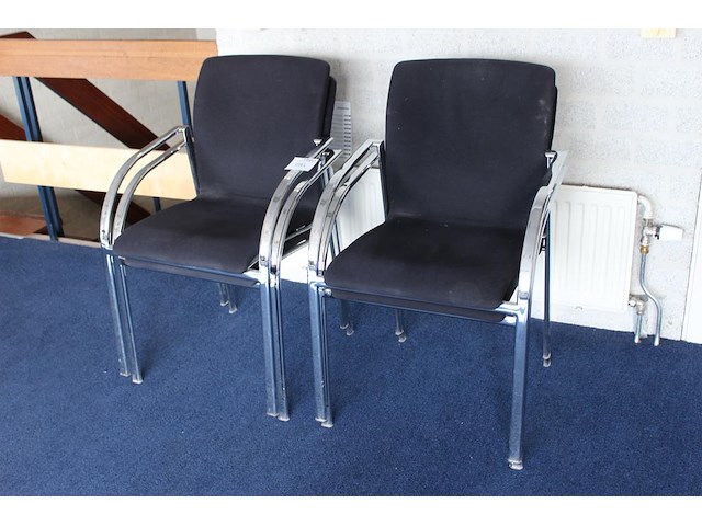 Vier stapelbare stoelen met chromen onderstel. - afbeelding 1 van  2