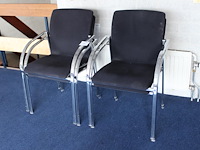 Vier stapelbare stoelen met chromen onderstel. - afbeelding 1 van  2