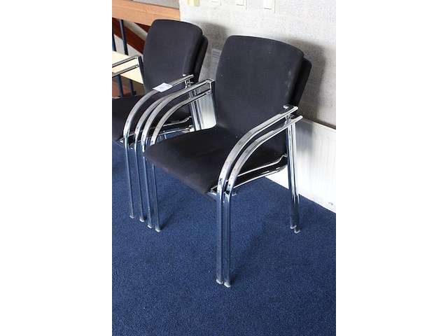 Vier stapelbare stoelen met chromen onderstel. - afbeelding 2 van  2