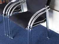 Vier stapelbare stoelen met chromen onderstel. - afbeelding 2 van  2