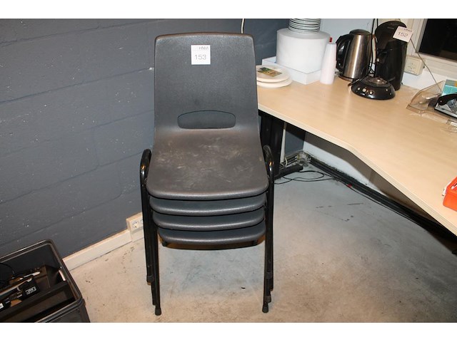 Vier stapelbare stoelen. - afbeelding 1 van  3