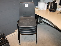 Vier stapelbare stoelen. - afbeelding 1 van  3