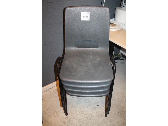 Vier stapelbare stoelen. - afbeelding 2 van  3