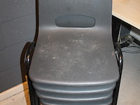 Vier stapelbare stoelen. - afbeelding 2 van  3