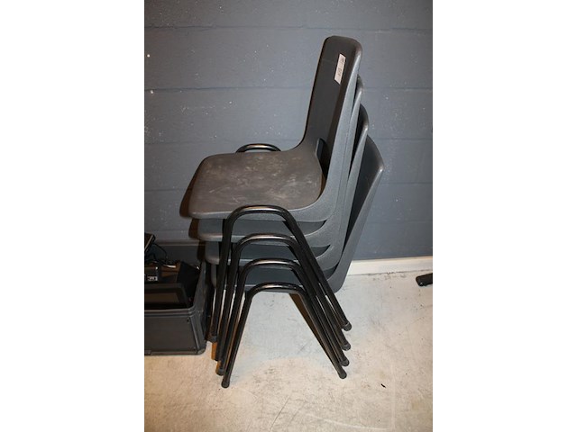 Vier stapelbare stoelen. - afbeelding 3 van  3