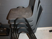 Vier stapelbare stoelen. - afbeelding 3 van  3
