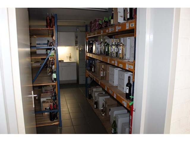 Vier stellingen met afmeting 270 x 90 x 200 cm v.v. 2x 8 en 2x 12 leggers, 2 staanders en legborden. let o... - afbeelding 1 van  4