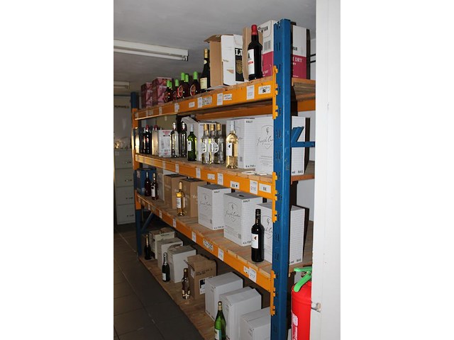 Vier stellingen met afmeting 270 x 90 x 200 cm v.v. 2x 8 en 2x 12 leggers, 2 staanders en legborden. let o... - afbeelding 2 van  4