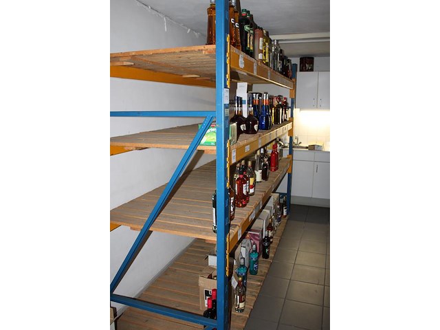 Vier stellingen met afmeting 270 x 90 x 200 cm v.v. 2x 8 en 2x 12 leggers, 2 staanders en legborden. let o... - afbeelding 3 van  4