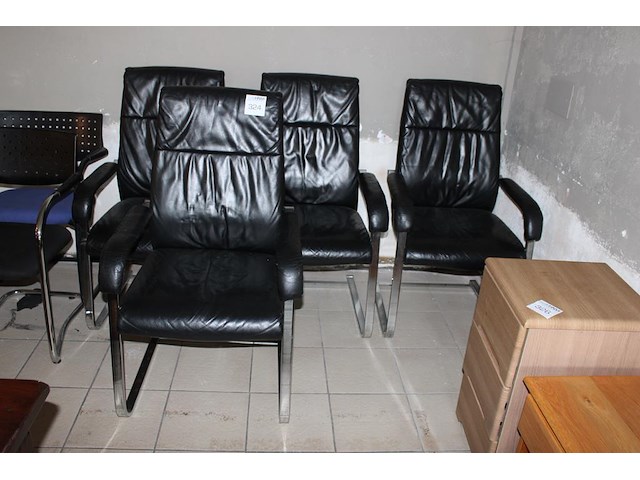 Vier stoelen met kunstlederen zitting. - afbeelding 1 van  2