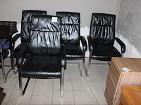 Vier stoelen met kunstlederen zitting. - afbeelding 1 van  2