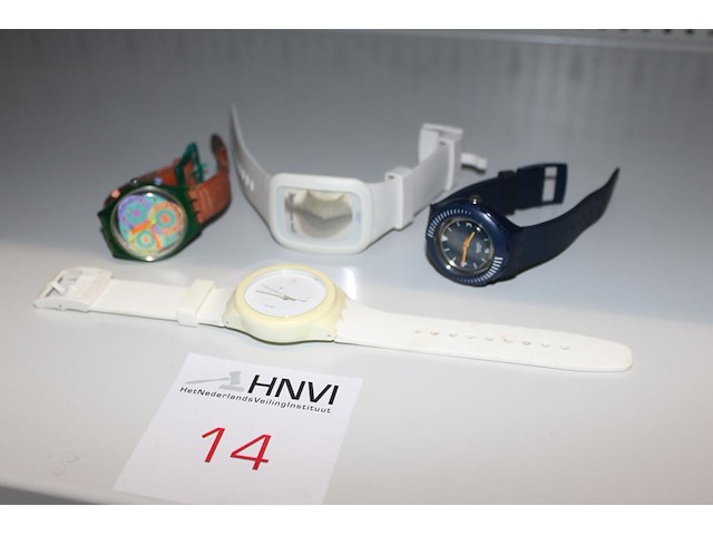 Vier swatch horloges. - afbeelding 1 van  2