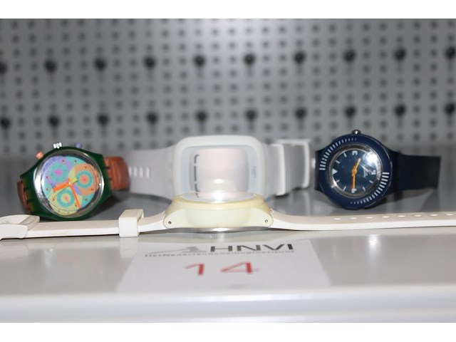 Vier swatch horloges. - afbeelding 2 van  2