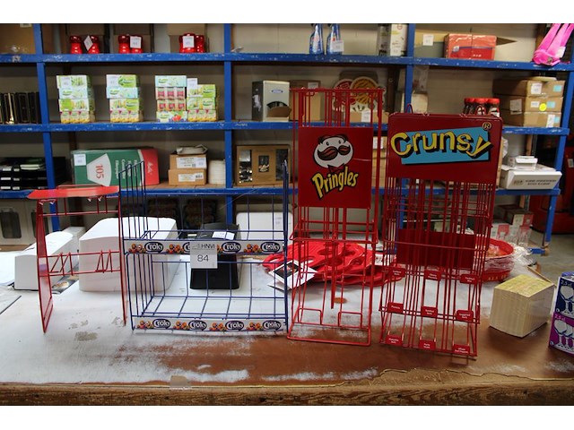 Vier toonbank displays w.o. red band, croky, crunsy en pringles. - afbeelding 1 van  4