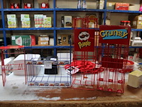 Vier toonbank displays w.o. red band, croky, crunsy en pringles. - afbeelding 1 van  4