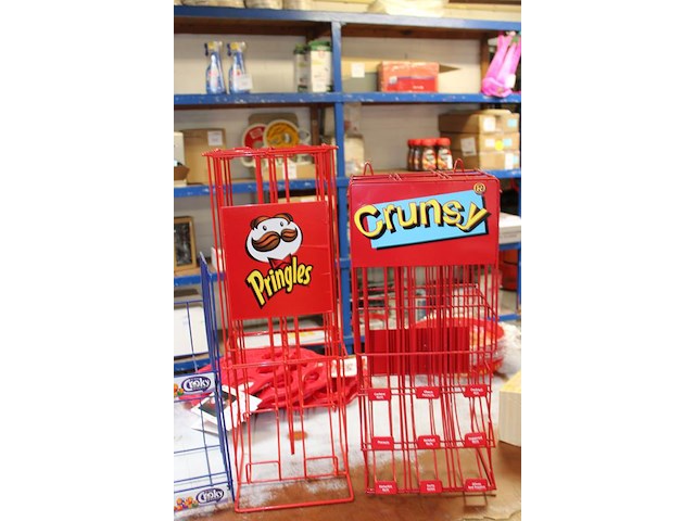 Vier toonbank displays w.o. red band, croky, crunsy en pringles. - afbeelding 4 van  4