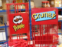Vier toonbank displays w.o. red band, croky, crunsy en pringles. - afbeelding 4 van  4