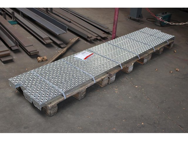 Vier traptreden met afmeting 2550 x 130 x 40 mm. - afbeelding 1 van  2