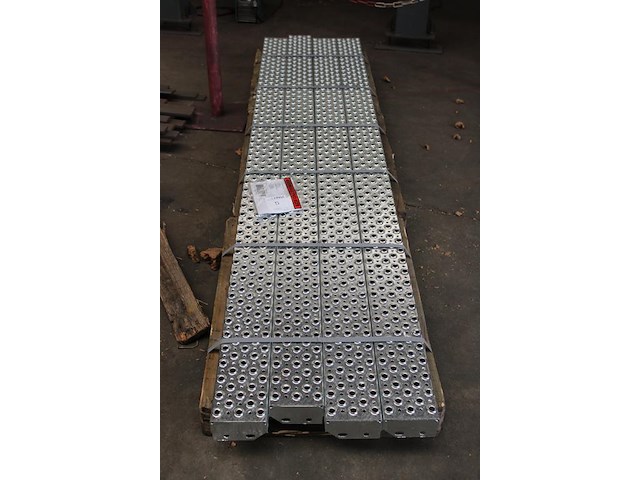 Vier traptreden met afmeting 2550 x 130 x 40 mm. - afbeelding 2 van  2