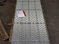Vier traptreden met afmeting 2550 x 130 x 40 mm. - afbeelding 2 van  2