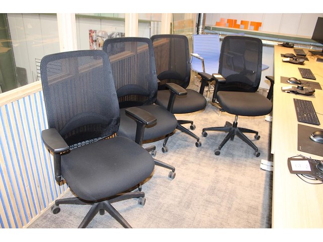 Vier verrijdbare bureau stoelen, zwart gestoffeerd. - afbeelding 1 van  3