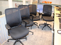 Vier verrijdbare bureau stoelen, zwart gestoffeerd. - afbeelding 1 van  3