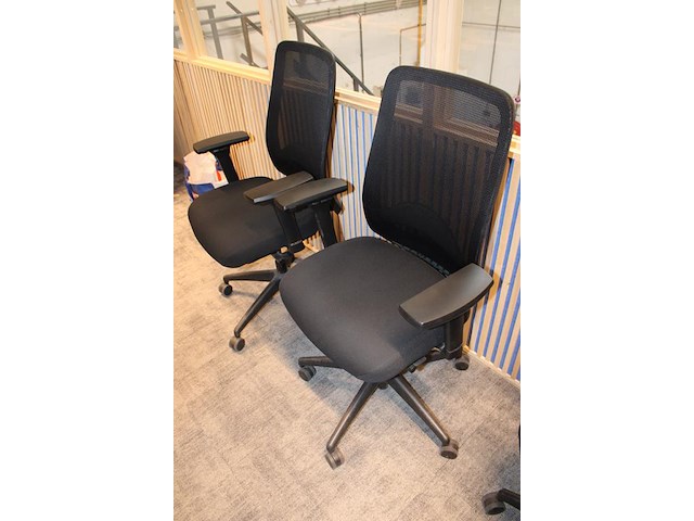 Vier verrijdbare bureau stoelen, zwart gestoffeerd. - afbeelding 2 van  3