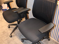 Vier verrijdbare bureau stoelen, zwart gestoffeerd. - afbeelding 2 van  3