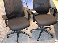 Vier verrijdbare bureau stoelen, zwart gestoffeerd. - afbeelding 3 van  3