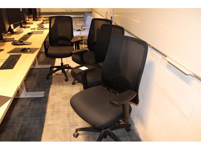 Vier verrijdbare bureau stoelen, zwart gestoffeerd. - afbeelding 1 van  3