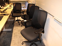 Vier verrijdbare bureau stoelen, zwart gestoffeerd. - afbeelding 1 van  3