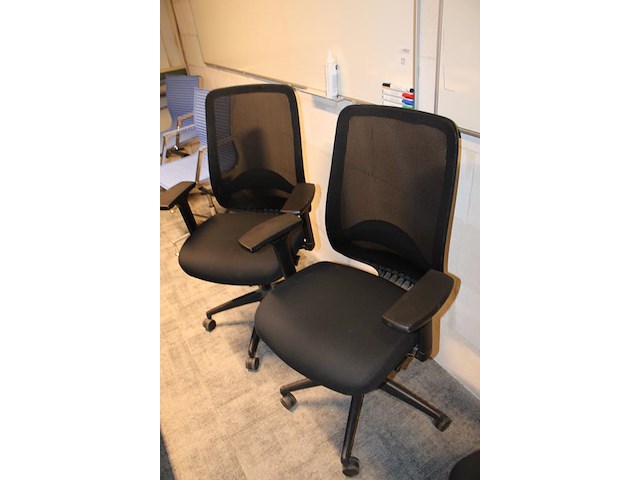 Vier verrijdbare bureau stoelen, zwart gestoffeerd. - afbeelding 2 van  3