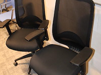 Vier verrijdbare bureau stoelen, zwart gestoffeerd. - afbeelding 2 van  3