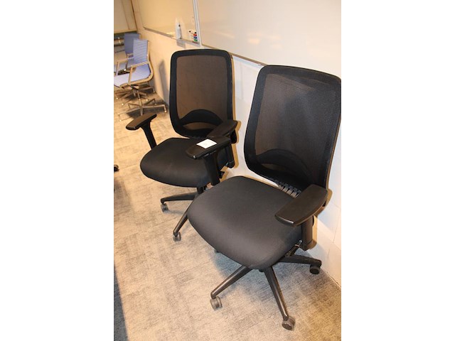 Vier verrijdbare bureau stoelen, zwart gestoffeerd. - afbeelding 3 van  3