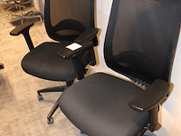 Vier verrijdbare bureau stoelen, zwart gestoffeerd. - afbeelding 3 van  3