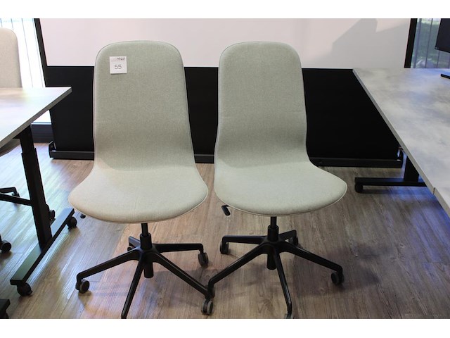 Vier verrijdbare bureaustoelen. - afbeelding 1 van  2