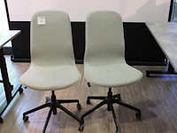 Vier verrijdbare bureaustoelen. - afbeelding 1 van  2