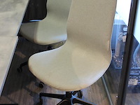 Vier verrijdbare bureaustoelen. - afbeelding 2 van  2