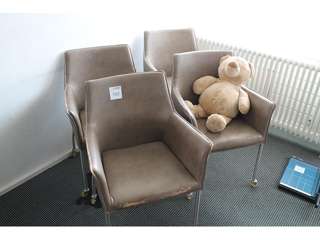 Vier verrijdbare fauteuils. opknappers. - afbeelding 1 van  2