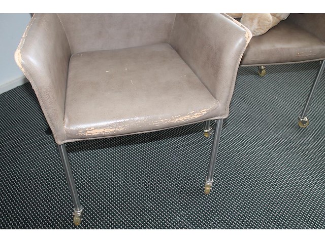 Vier verrijdbare fauteuils. opknappers. - afbeelding 2 van  2