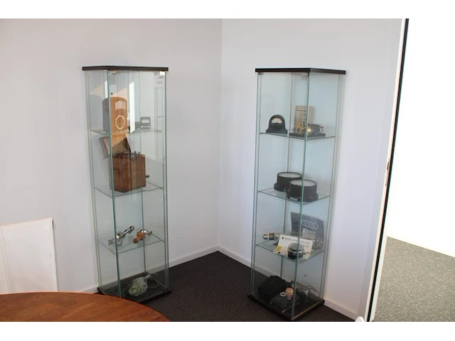 Vier vitrinekasten. afmeting 43 x 37 cm. hoogte 163 cm - afbeelding 1 van  3