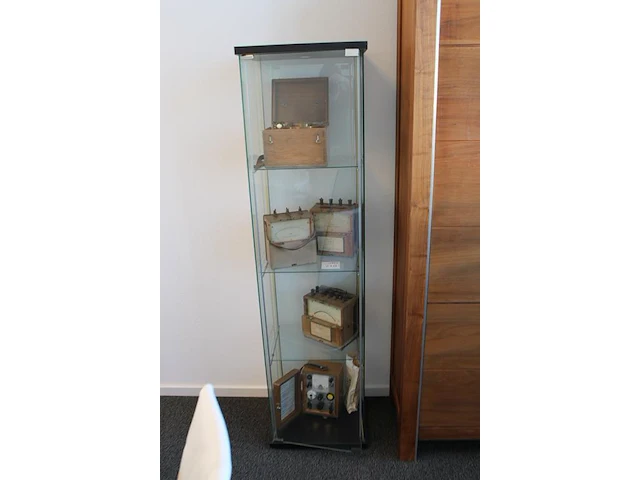 Vier vitrinekasten. afmeting 43 x 37 cm. hoogte 163 cm - afbeelding 3 van  3