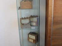 Vier vitrinekasten. afmeting 43 x 37 cm. hoogte 163 cm - afbeelding 3 van  3