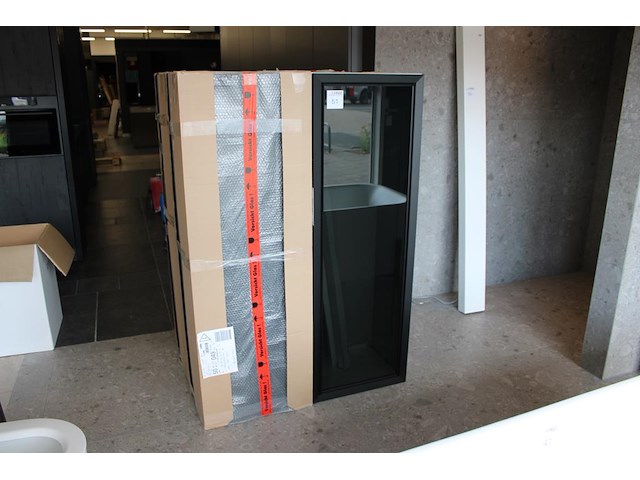 Vier wand vitrinekasten met led verlichting. afmeting 50 x 37 x 147 cm. - afbeelding 1 van  2
