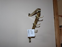 Vier wandkapstokken met 8 haken. afmeting 30 x 34 cm.