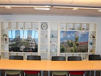 Vier wandkasten ikea met ingebouwde fotoframes en demoverlichting. totale afmeting 457 x 39 cm. hoogte 185 cm