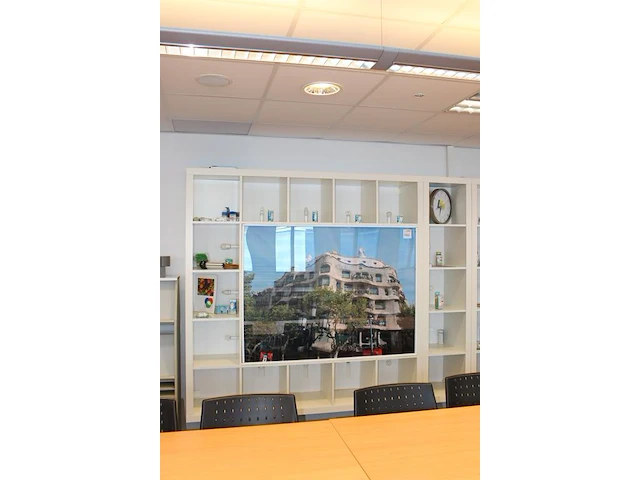 Vier wandkasten ikea met ingebouwde fotoframes en demoverlichting. totale afmeting 457 x 39 cm. hoogte 185 cm - afbeelding 2 van  3