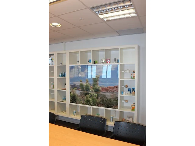 Vier wandkasten ikea met ingebouwde fotoframes en demoverlichting. totale afmeting 457 x 39 cm. hoogte 185 cm - afbeelding 3 van  3