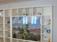 Vier wandkasten ikea met ingebouwde fotoframes en demoverlichting. totale afmeting 457 x 39 cm. hoogte 185 cm - afbeelding 3 van  3